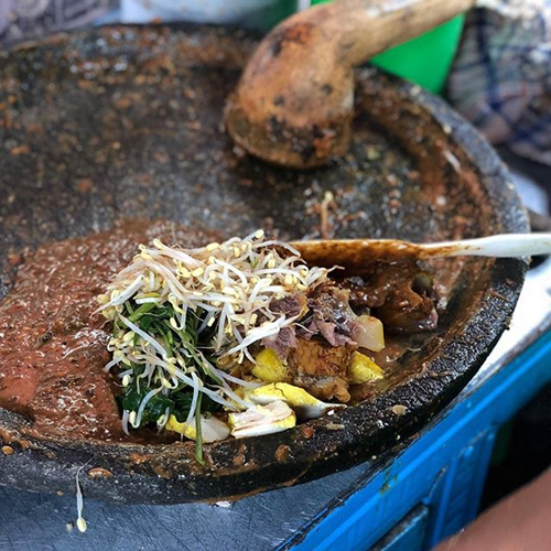 Rujak cingur khas Surabaya, Jawa Timur. (Instagram/ dagelan_jatim)