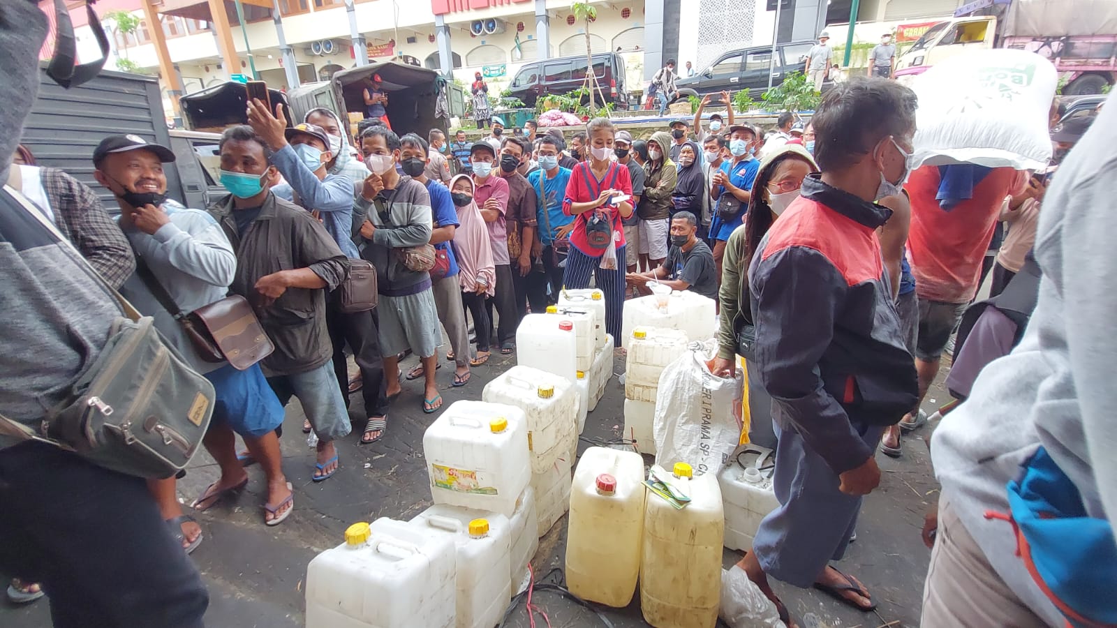 Warga mengantre minyak goreng curah di Pasar Legi. (MP/Ismail)