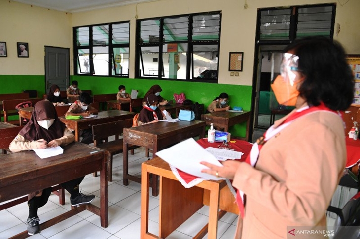 Sejumlah murid mengerjakan soal Penilaian Akhir Tahun (PAT) saat uji coba pembelajaran tatap muka (PTM) tahap 2 di SDN Kebayoran Lama Selatan 17 Pagi, Jakarta, Rabu (9/6/2021). Dinas Pendidikan DKI Jakarta menggelar uji coba pembelajaran tatap muka tahap 2 yang diikuti 226 sekolah. ANTARA FOTO/Hafidz Mubarak A/pras.