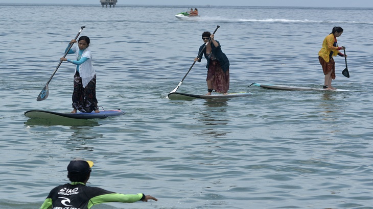 Puluhan Wisatawan Perempuan Peringati Hari Kartini di Bali 
