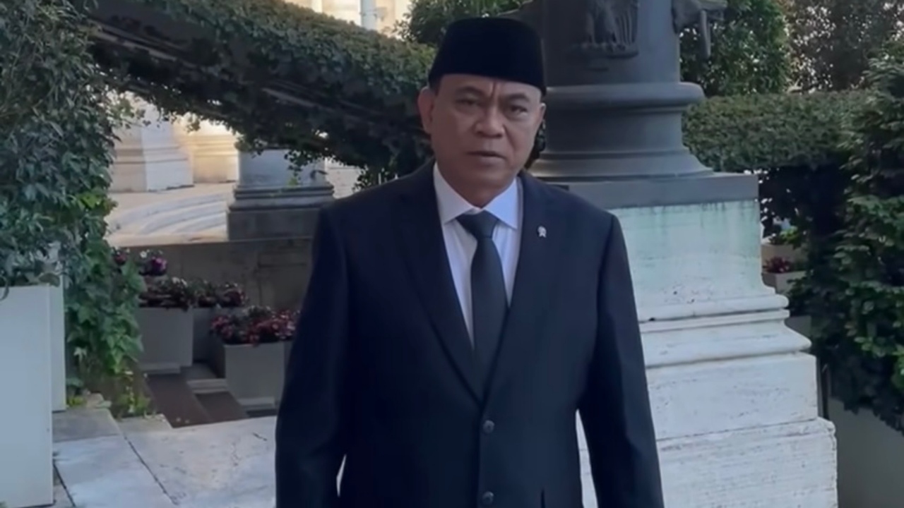 Diiisukan Terseret Kasus Dugaan Judi Online, Budi Arie Malah ‘Mejeng’ di Pelantikan Paus Leo XIV