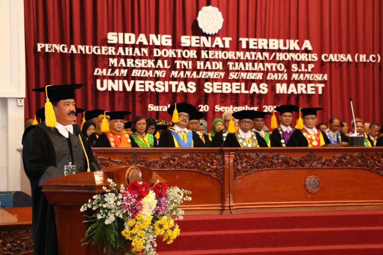 Panglima TNI Marsekal Hadi Tjahjanto menerima penganugerahan doktor kehormatan honoris causa dalam sidang senat terbuka dari UNS Surakarta, Jawa Tengah, Jumat (20/9). (MP/Ismail)