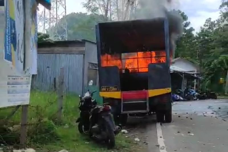 Demo Mahasiswa Uncen Tolak Kenaikan UKT Berakhir Rusuh, Truk Polisi Dibakar Massa