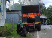 Demo Mahasiswa Uncen Tolak Kenaikan UKT Berakhir Rusuh, Truk Polisi Dibakar Massa