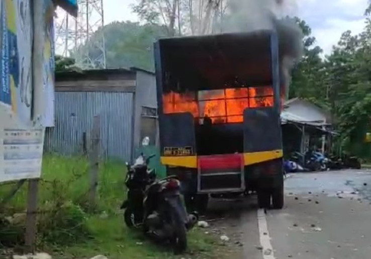 Demo Mahasiswa Uncen Tolak Kenaikan UKT Berakhir Rusuh, Truk Polisi Dibakar Massa