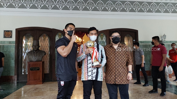 Desakan Pawai Juara Liga 2, Gibran Akhirnya Berikan Izin Suporter Lihat Piala