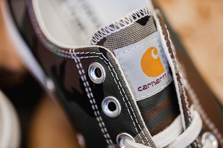 Logo carhartt pada lidah sepatu. (Foto: hypebae)