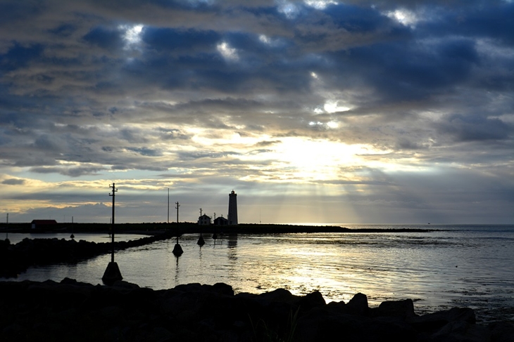 Matahari terbit di Ibu Kota Reykjavik. (Foto: Pixabay/picfoods)