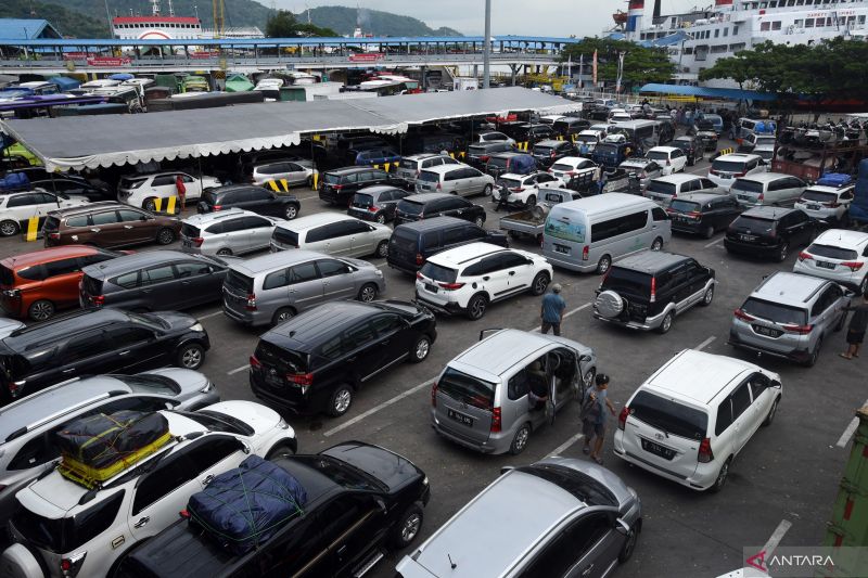 Ratusan kendaraan pribadi yang akan menyeberang ke Pulau Sumatera terjebak kemacetan di Pelabuhan Merak, Banten, Rabu (27/4/2022). Kemacetan sepanjang 3 kilometer terjadi dari Pelabuhan Merak hingga gerbang Tol Merak. ANTARA FOTO/Asep Fathulrahman/foc.