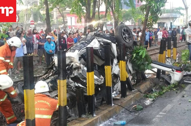 Tertabrak Kereta Api Mutiara, 3 Penumpang Xenia Tewas di Lokasi