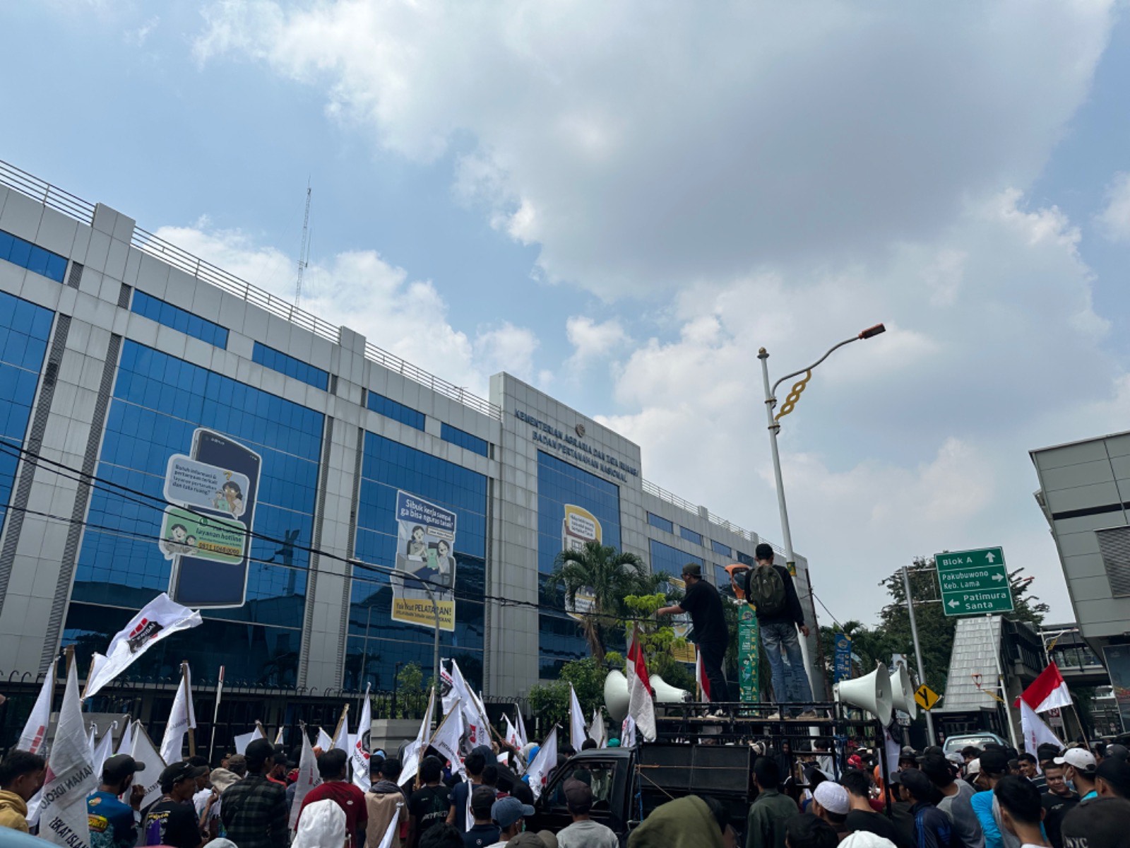 Aksi unjuk rasa mahasiswa dan masyarakat asal Kabupaten Musi Rawas Utara di depan Kantor Kementerian ATR/BPN di Jakarta, Kamis (27/4/2023)