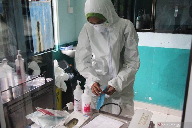 Seorang petugas medis bersiap menggunakan alat pelindung diri untuk memeriksa pasien yang baru masuk ruang isolasi instalasi paru Rumah Sakit Umum Daerah (RSUD) Dumai di Dumai, Riau, Sabtu (7/3/2020). Seorang pasien perempuan berumur 68 tahun warga Dumai yang baru pulang dari ibadah umrah dan melakukan transit di Malaysia pada 4 Maret 2020 mengalami keluhan sesak nafas, demam disertai batuk berdahak, dan saat ini menjalani perawatan di RSUD Dumai serta dalam pengawasan otoritas kesehatan setempat terkait epidemi Covid-19. ANTARA FOTO/Aswaddy Hamid/ama.