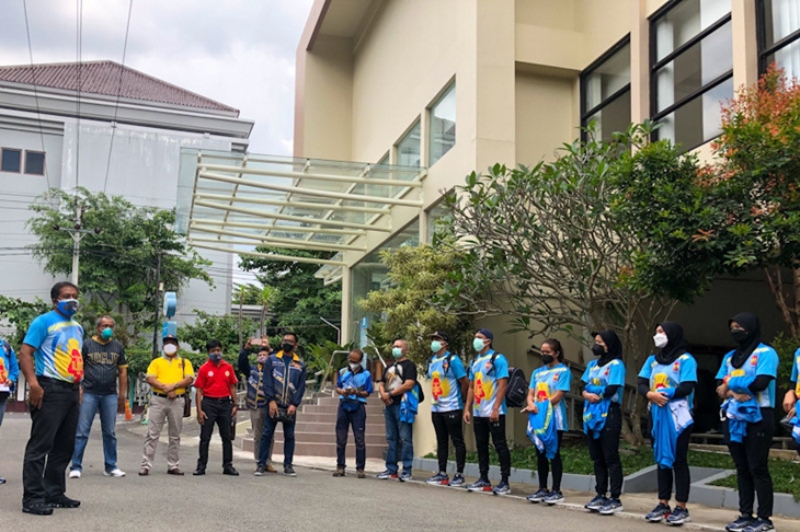 Pemberangkatan kontingen terbesar pertama Daerah Istimewa Yogyakarta (DIY) yang akan berlaga di PON Papua, Minggu (19/9/21). ANTARA/Eka AR