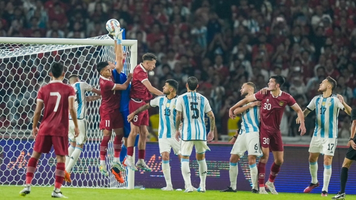 Elkan Baggott Ceritakan Momen Nyaris Bobol Gawang Emiliano Martinez