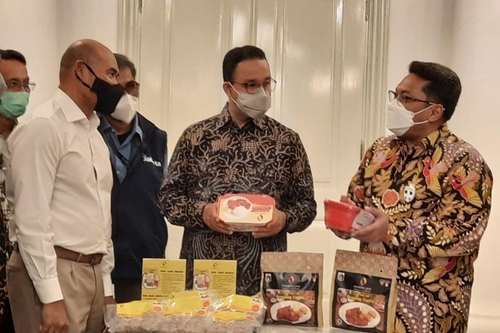 Gubernur DKI Jakarta Anies Baswedan (tengah), Gubernur Nusa Tenggara Timur Viktor Laiskodat (kiri), dan Dirut PD Dharma Jaya Raditya Endra Budiman (kanan) dalam acara penandatanganan kerja sama pengadaan sapi antara DKI Jakarta dan NTT di Balai Kota Jakarta, Selasa (26/10/2021). ANTARA/Ricky Prayoga