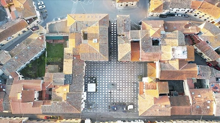 Plaza di Italia Ini Dirancang Sempurna untuk Pemberlakuan Jarak Sosial