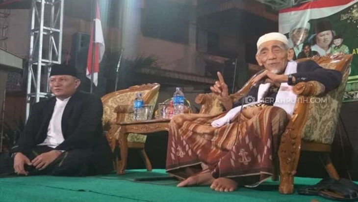 KH Maimoen Zubair atau Mbah Moen memberikan ceramah dalam acara tasyakuran kemenangan Jokowi-Ma'ruf Amin di kantor PCNU Solo, Jawa Tengah, Sabtu (13/7).(MP/Ismail)