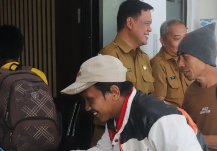 Gagal Kerja di Pabrik Mobil Listrik, Puluhan Warga Cirebon Terlantar Jalan Kaki dari Subang