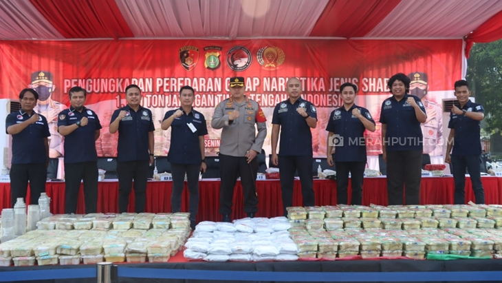 Polda Metro Jaya dan Polres Metro Jakarta Pusat membongkar peredaran narkoba sebanyak 1,29 ton jenis sabu-sabu. (Foto: MP/Kanugrahan)