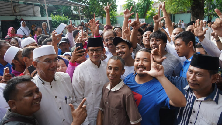 Sandiaga Uno Berziarah ke makam Sunan Ampel (R. Rahmat Rahmatullah) di Jalan Petukangan 1, Ampel, Semampir, Surabaya, Selasa  (1/1).