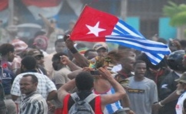 Sejumlah elemen mahasiswa Papua mengibarkan bendera Bintang Kejora dalam aksi depan Istana Merdeka (Foto: antaranews)