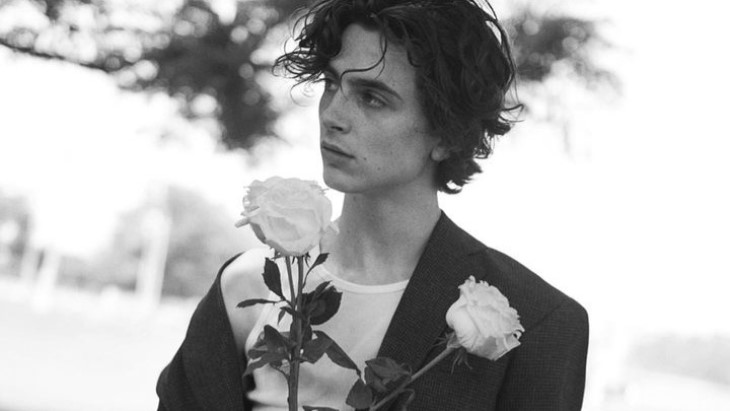 Timothée Chalamet Bernyanyi di Film Biopik Bob Dylan