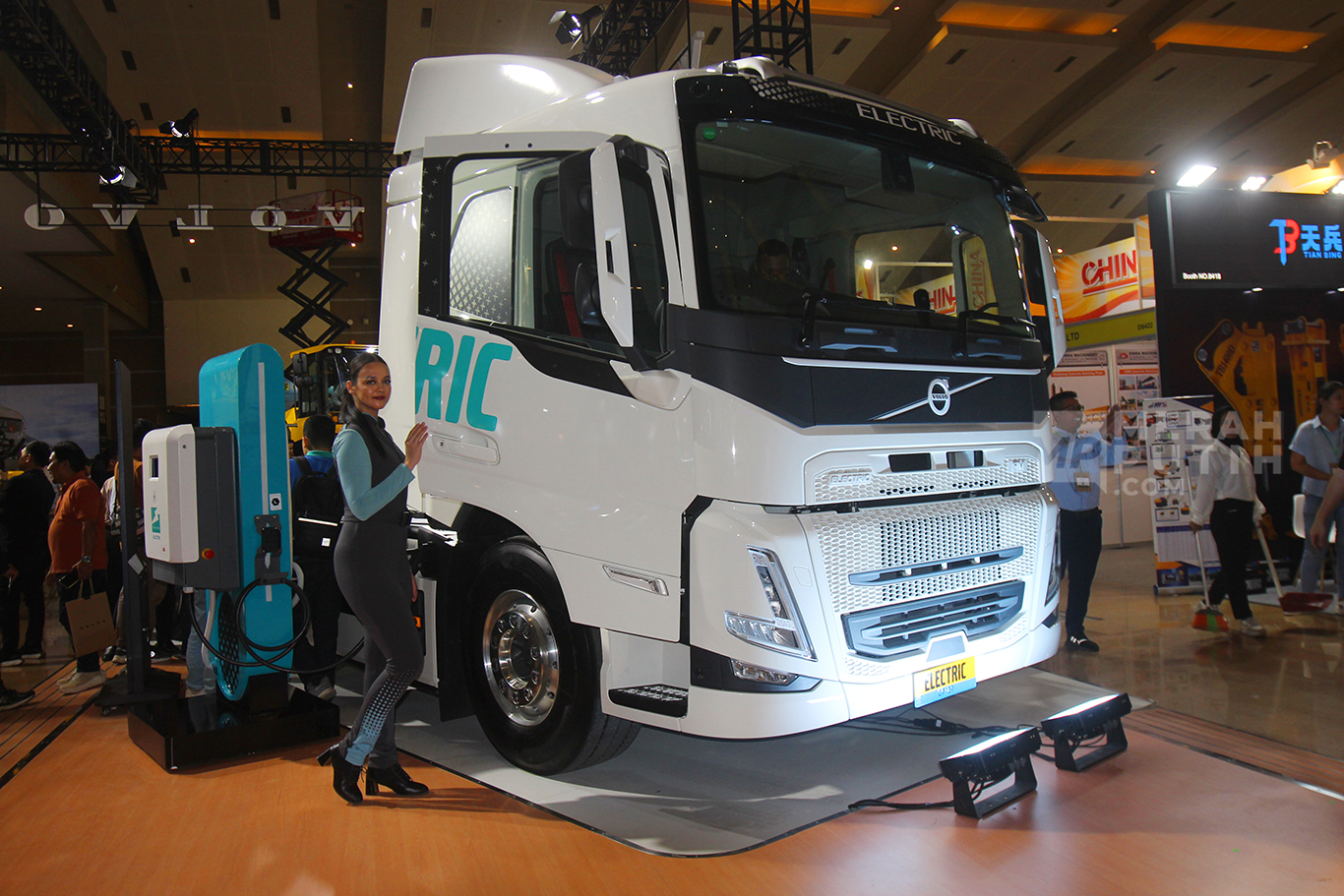 Menilik Mobil Truk Listrik Volvo FM 6x4T Electric Resmi Meluncur di Indonesia