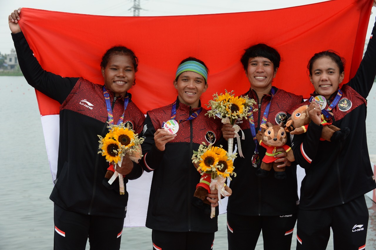 Medali perak dari nomor Women's Canoe Four 500m. (NOC Indonesia/MP Media/Arie Prijono)
