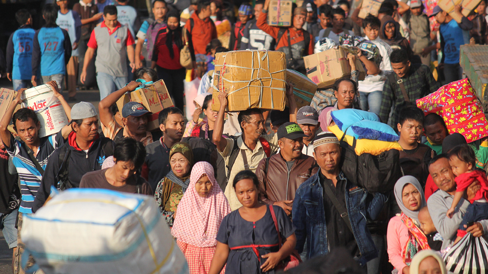Sejumlah penumpang turun dari KM Labobar yang bertolak dari Pelabuhan Balikpapan saat tiba di Pelabuhan Tanjung Perak, Surabaya, Jawa Timur, Minggu (18/6). Berdasarkan data dari Pelindo III sejak H-8 jumlah pemudik tercatat sebanyak 28.621 orang, yang terdiri dari 19.465 penumpang turun, 4.325 penumpang naik, dan 4.831 penumpang lanjutan. ANTARA FOTO/Moch Asim