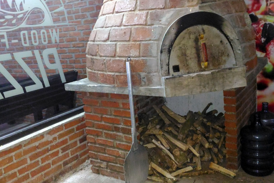 Pembakaran pizza di 5to12 Cafe. (MP/Rina Garmina)