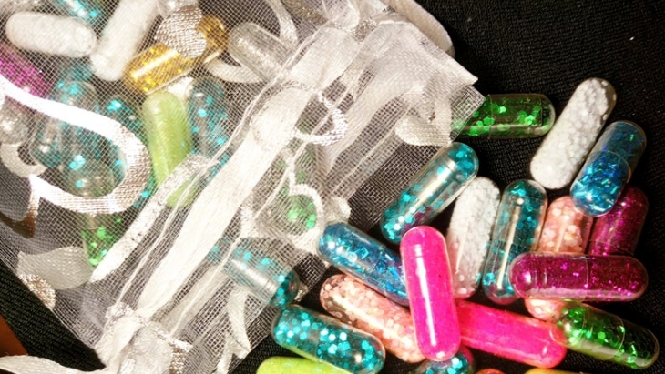Tren Aneh di Barat, Mengonsumsi Glitter Pills