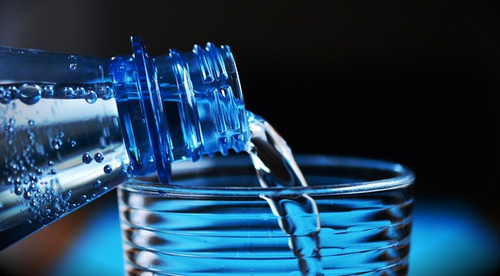 Air putih bermanfaat menjaga kesehatan. (Foto: Pixabay/congerdesign)