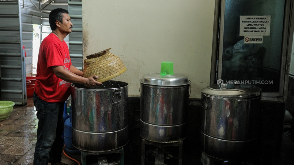 Petugas tengah memasak makanan untuk persiapan berbuka puasa di dapur umum Masjid Istiqlal, Jakarta, Minggu, (12/5/2019). Sebanyak tiga juru masak, dua asisten juru masak dan delapan pekerja bagian pembungkusan di dapur umum Masjid Istiqlal. Selama bulan Ramadan, Badan Pelaksana Pengelola Masjid Istiqlal menyiapkan 2.000 - 4.000 takjil dan nasi kotak untuk masyarakat yang berbuka puasa di Masjid tersebut. Merahputih.com / Rizki Fitrianto