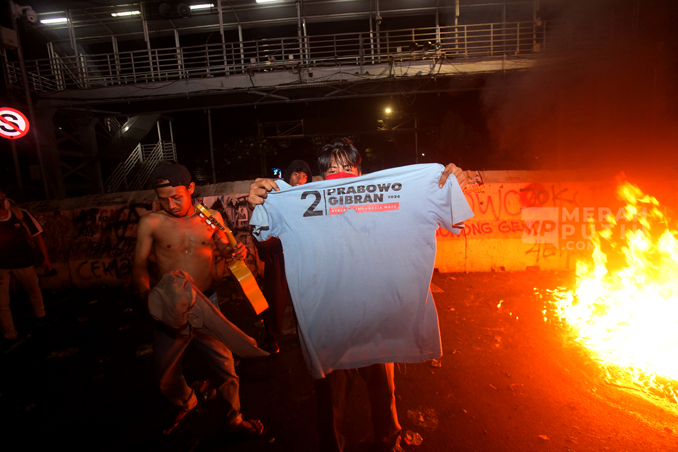 Aksi demo Indonesia Gelap di Patung Kuda, Silang Monas, Jakarta, Jum'at (21/2/2025).