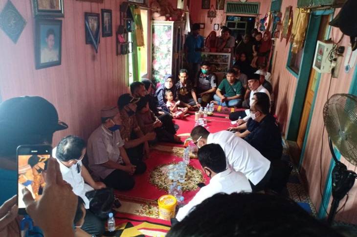 Lunjungan tim BNPT dan LPSK ke keluarga korban penyerangan Polsek Daha, Kabupaten Hulu Sungai Selatan, Kalsel. (.)