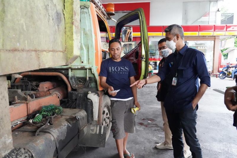 Tim BPH Migas berbincang dengan pengemudi truk di sela kegiatan pemantauan ketersedian bahan bakar minyak bersubsidi di Samarinda, Kalimantan Timur, Kamis (7/3/2022). (ANTARA/HO-BPH Migas)