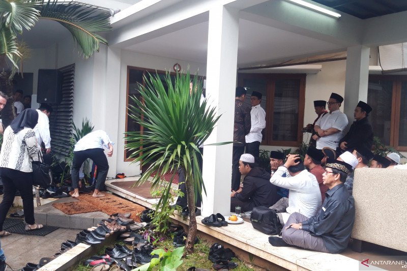 Suasana di rumah duka Gus Sholah di Jalan Kapten Tendean nomor 2C Jakarta Selatan, Senin (3/2/2020). (ANTARA/Muhammad Zulfikar)