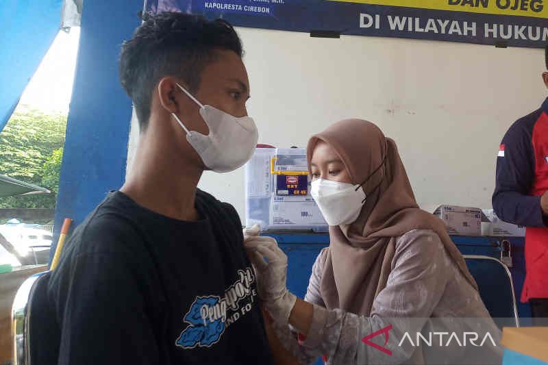 Petugas saat melakukan vaksinasi COVID-19 kepada warga di Cirebon, Jawa Barat, Sabtu (9/4/2022). (ANTARA/Khaerul Izan)