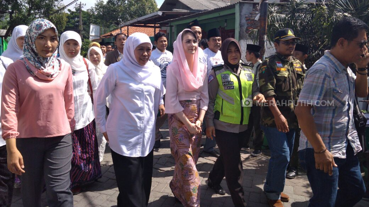 Ikut Suami ke KPUD Jatim, Arumi Bachsin jadi Pusat Perhatian