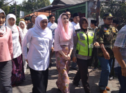 Ikut Suami ke KPUD Jatim, Arumi Bachsin jadi Pusat Perhatian