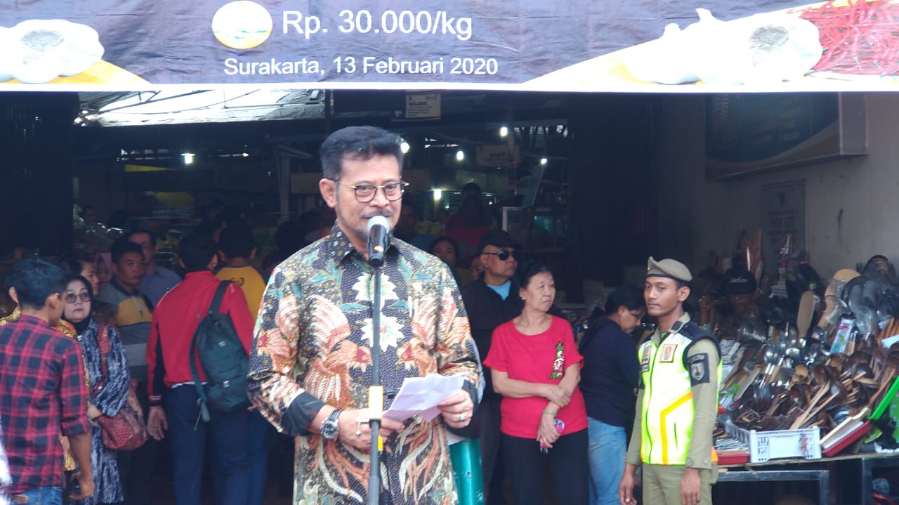 Menteri Pertanian (Mentan) Syahrul Yasin Limpo menggelar operasi pasar bawang putih dan cabai rawit di Pasar Gede Solo, Jawa Tengah, Kamis (13/2). (MP/Ismail)