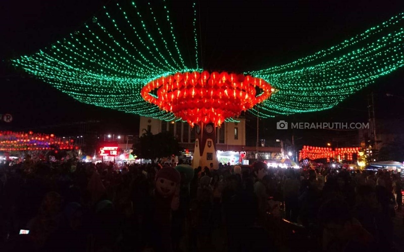  Lima Ribu Lampion Mulai Dinyalakan, Ribuan Warga Solo Membludak di Jalan Jenderal Sudirman