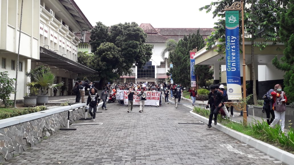 Massa yang tergabung dalam Aliansi Rakyat Bergerak (ARB) bakal menggelar demonstrasi menolak Omnibus Law Rancangan Undang-Undang Cipta Kerja. Aksi bertajuk #GejayanMemanggil ini digelar di Sleman, Yogyakarta, Senin (9/3).