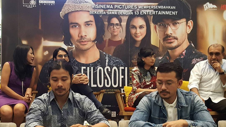 Rio Dewanto Belajar Ganti Popok Anak