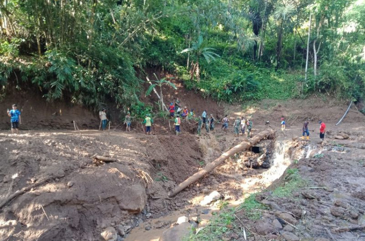 42 KK Sempat Terisolasi Akibat Jembatan di Kediri Diterjang Banjir Bandang