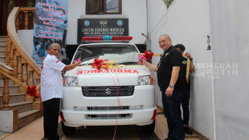 JHL Foundation Berikan Mobil Ambulance ke Yayasan Lentera Bersinar Indonesia