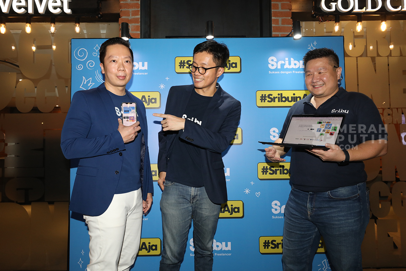 Chief Executive Officer yang juga Founder Sribu Ryan Gondokudumo (tengah), Chief Financial Officer Dermawan Lobion (kiri) dan Chief Marketing Officer Alexandro Wibowo, saat berbincang di acara peluncuran Kampanye Nasional, #SribuinAja dan pengumuman SribuFest untuk Merayakan Pencapaian Freelancer Indonesia di Jakarta, Selasa (15/10/2024).