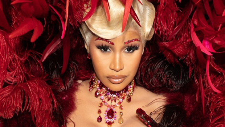 Tampil Perdana setelah Melahirkan, Cardi B Memukau di Paris Fashion Week