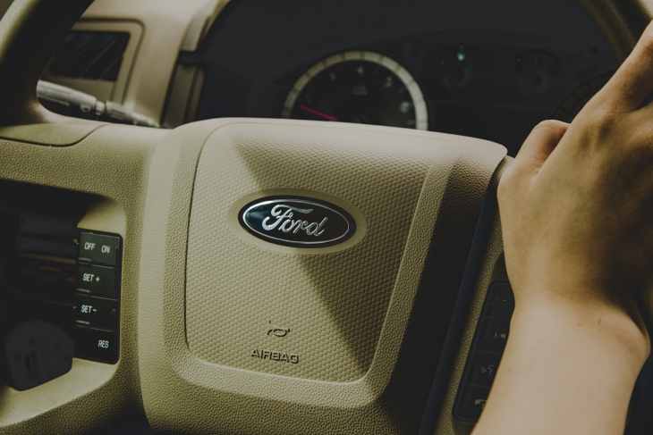 Ford juga baru menarik kembali SUV EV nya. (Foto: Unsplash/nadine shaabana)