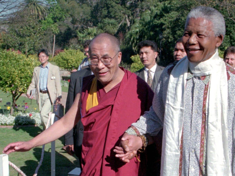 Dalai Lama bertemu Nelson Mandela pada 1996 di Cape Town. (Foto Business Insider)